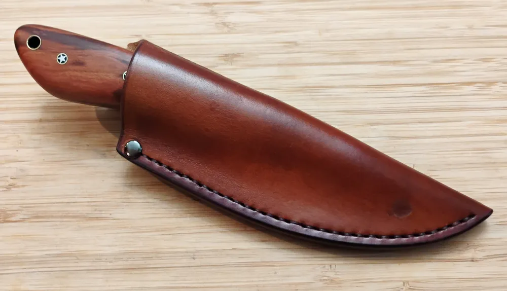 Wild Plum Goldilocs #305 in the custom made leather sheath, showcasing the knife handle