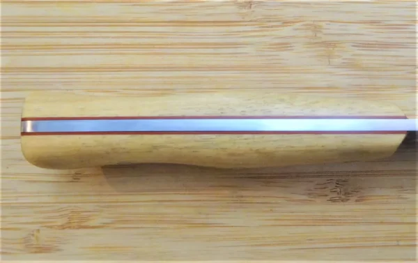 Spine view of the Palatka Holly Harpoon Clip Point #211 handle showing cinnamon red liners on a wooden background