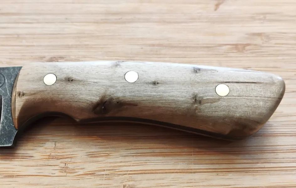 Closeup of the Crepe Myrtle handle with dark highlights in the light wood.