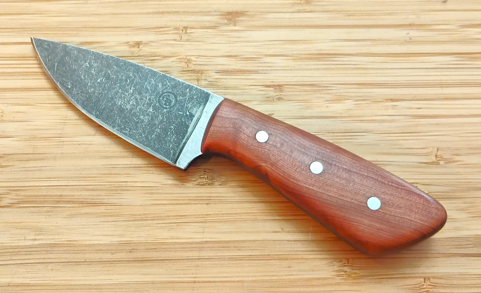 Red Cedar 3 Finger Skinner #473 with stonewashed drop-point blade and figured reddish-brown handle.